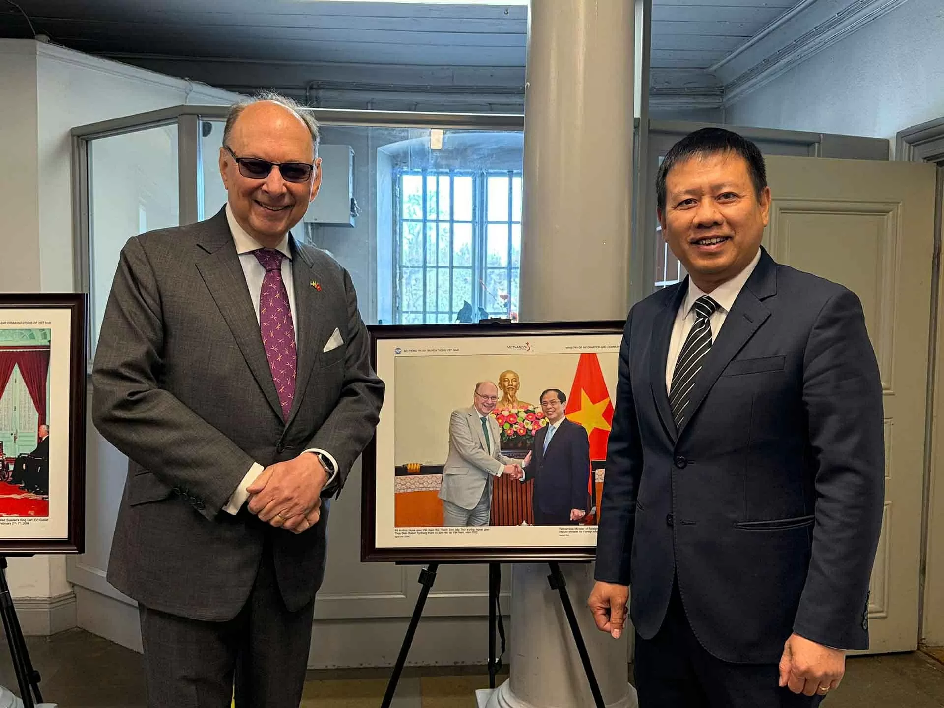 Đại sứ quán Việt Nam tại Thụy Điển tổ chức họp báo và chiếu phim kỷ niệm 50 năm Đại thắng mùa Xuân 1975 Đại sứ quán Việt Nam tại Thụy Điển tổ chức họp báo và chiếu phim kỷ niệm 50 năm Đại thắng mùa Xuân 1975