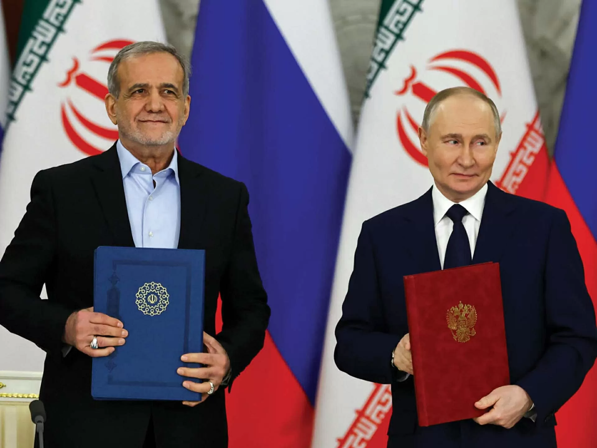 Tổng thống Iran Massoud Pezeshkian và người đồng cấp Nga Vladimir Putin ký kết Hiệp ước đối tác chiến lược 20 năm tại thủ đô Moscow ngày 17/1. (Nguồn: AFP)