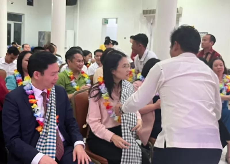 Lưu học sinh Lào đeo khăn và vòng hoa cho các thầy cô của Học viện. Ảnh: Linh Nhi