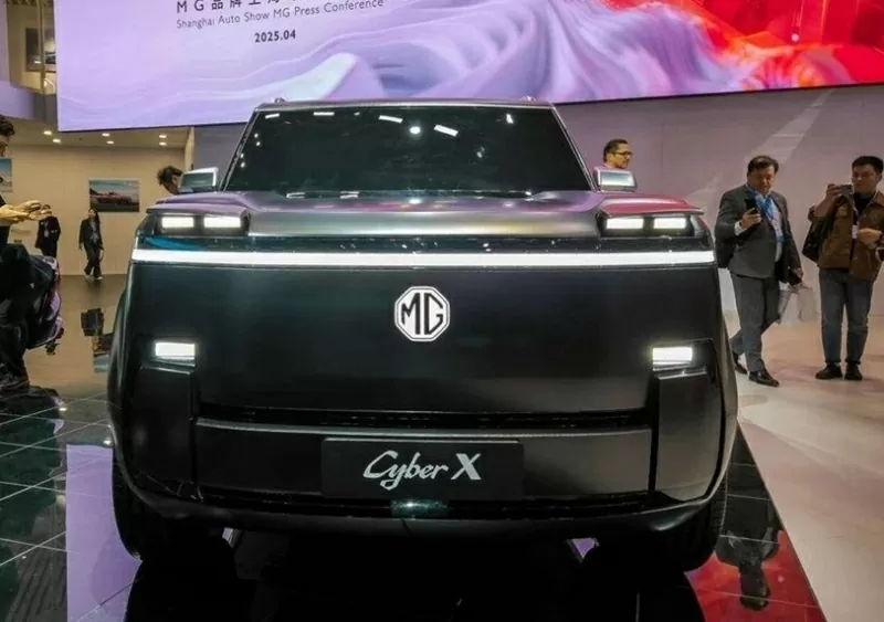 Cyber X gây ấn tượng với cụm đèn chiếu sáng trước được thiết kế theo kiểu “mắt ếch”