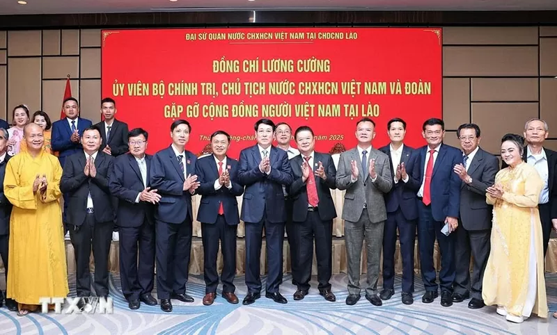 Chủ tịch nước gặp đại diện các hội đoàn, doanh nhân, trí thức và cộng đồng người Việt Nam tại Lào