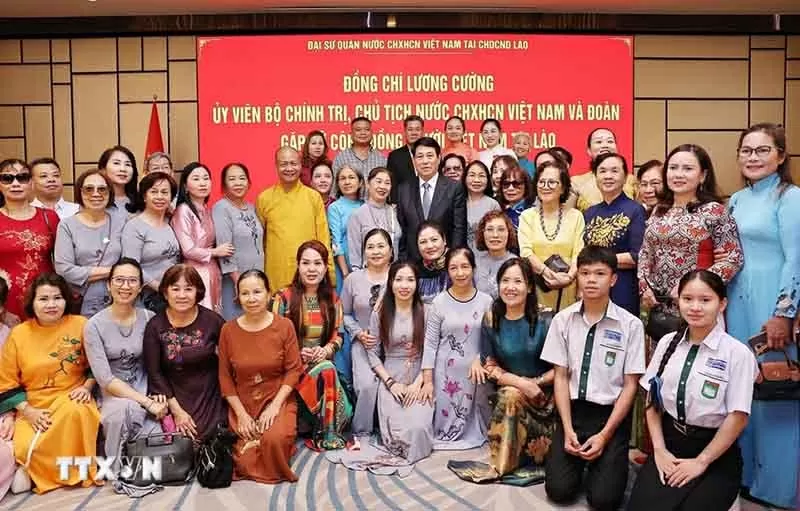 Chủ tịch nước gặp đại diện các hội đoàn, doanh nhân, trí thức và cộng đồng người Việt Nam tại Lào