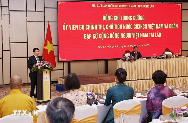 Chủ tịch nước gặp đại diện các hội đoàn, doanh nhân, trí thức và cộng đồng người Việt Nam tại Lào Chủ tịch nước gặp đại diện các hội đoàn, doanh nhân, trí thức và cộng đồng người Việt Nam tại Lào