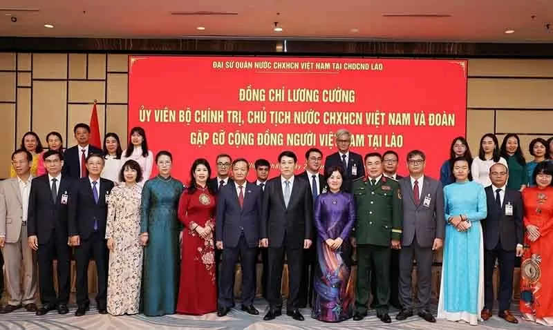 Chủ tịch nước gặp đại diện các hội đoàn, doanh nhân, trí thức và cộng đồng người Việt Nam tại Lào