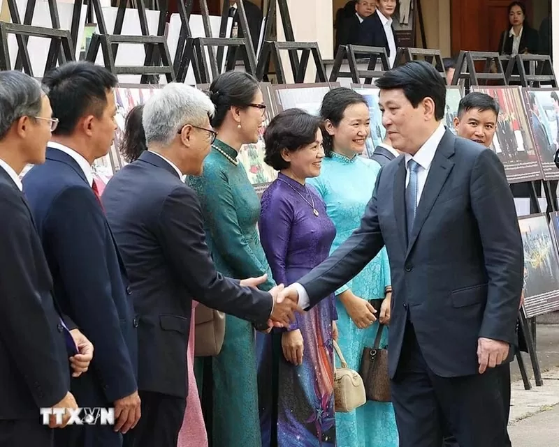 Chủ tịch nước Lương Cường thăm Đại sứ quán Việt Nam tại Lào Chủ tịch nước Lương Cường thăm Đại sứ quán Việt Nam tại Lào