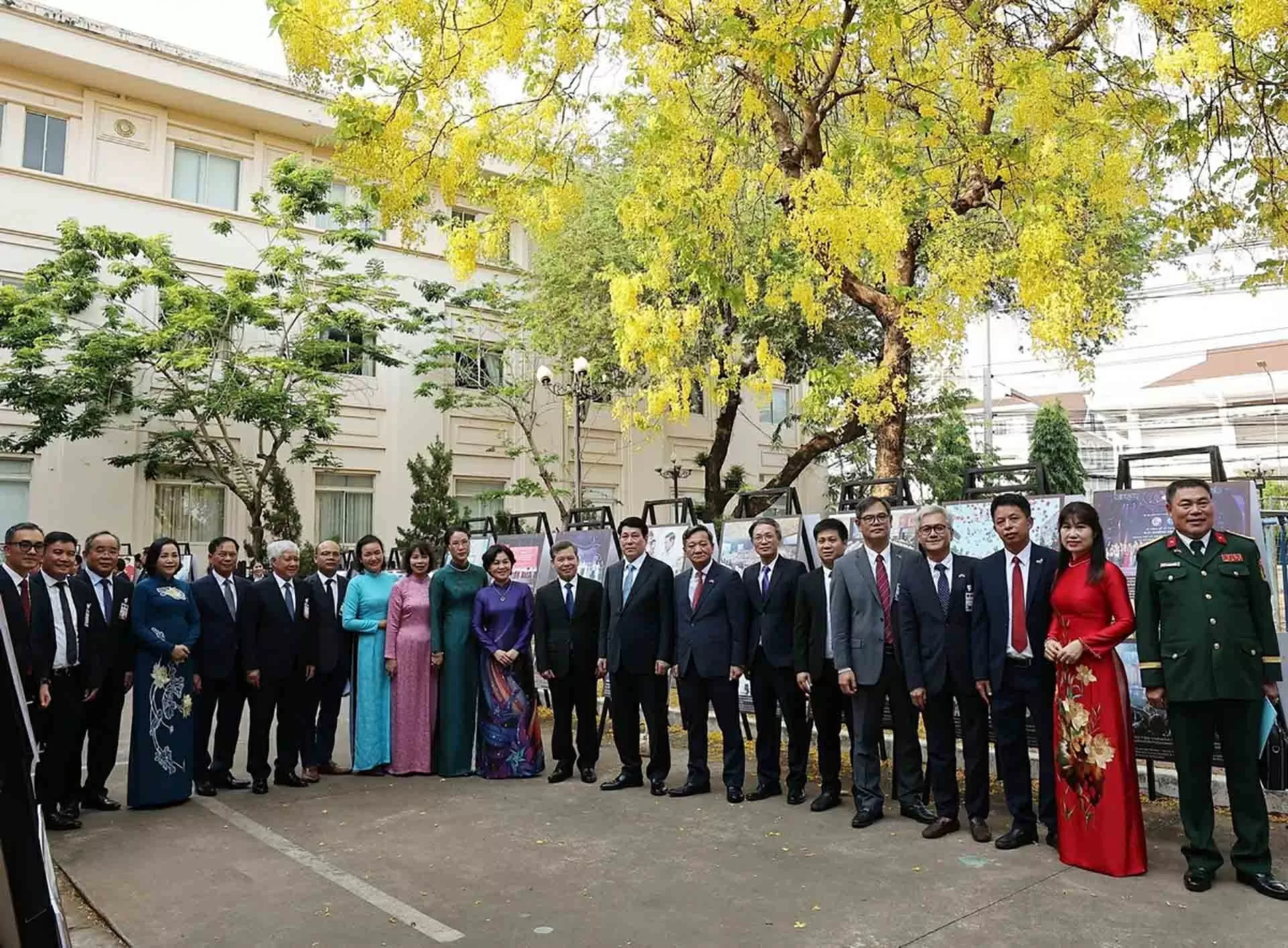 Chủ tịch nước Lương Cường thăm Đại sứ quán Việt Nam tại Lào Chủ tịch nước Lương Cường thăm Đại sứ quán Việt Nam tại Lào