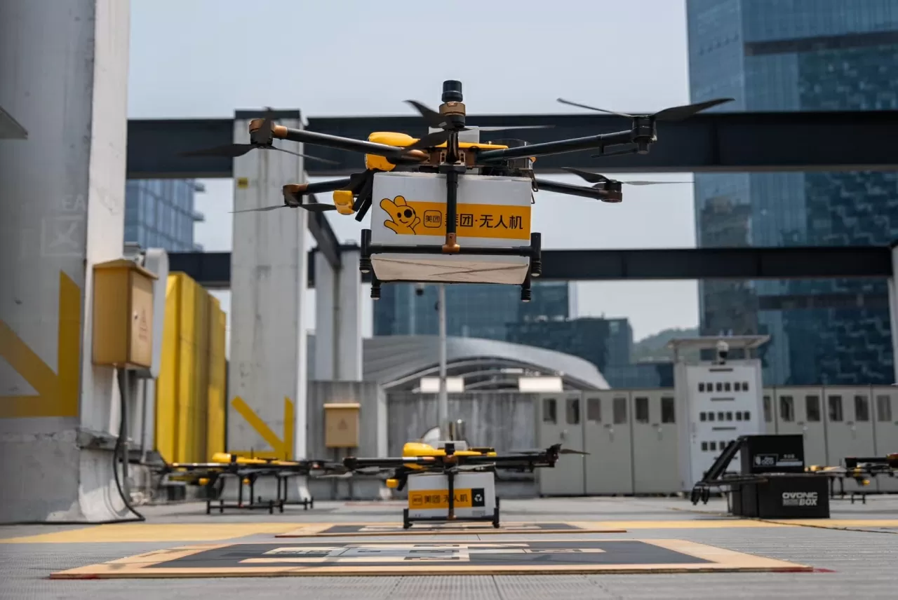 Một chiếc drone mang theo hàng hóa do Meituan vận hành tại Thâm Quyến, Trung Quốc. (Nguồn ảnh: The Guardian)