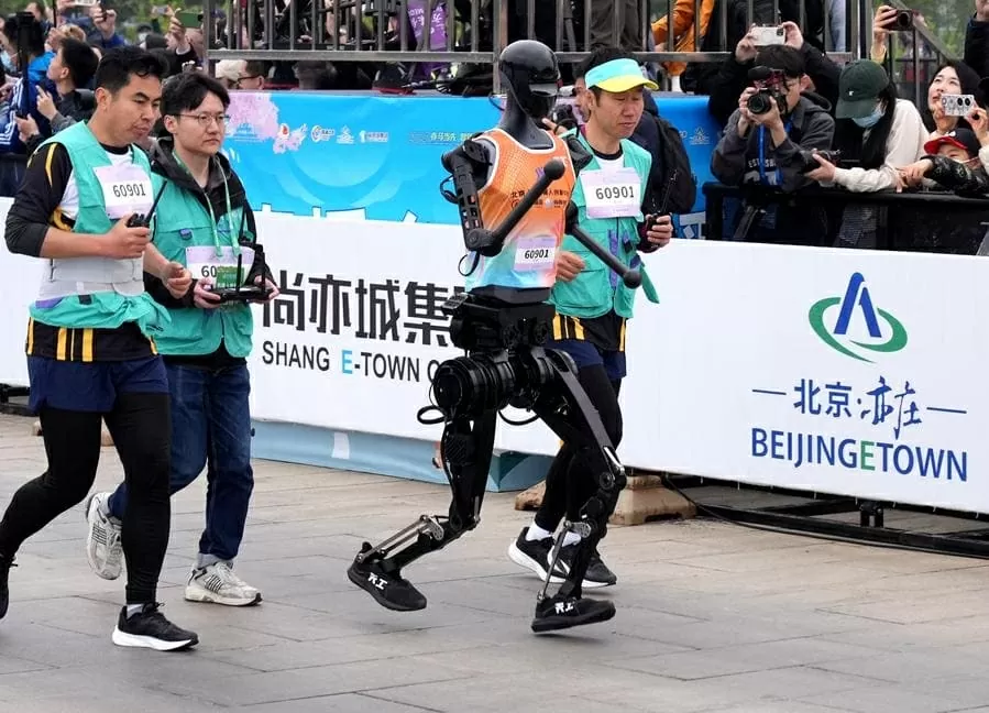 Con người chạy đua với Robot trong cuộc thi bán Marathon tại ngoại ô Bắc Kinh. (Nguồn: Tân Hoa Xã)