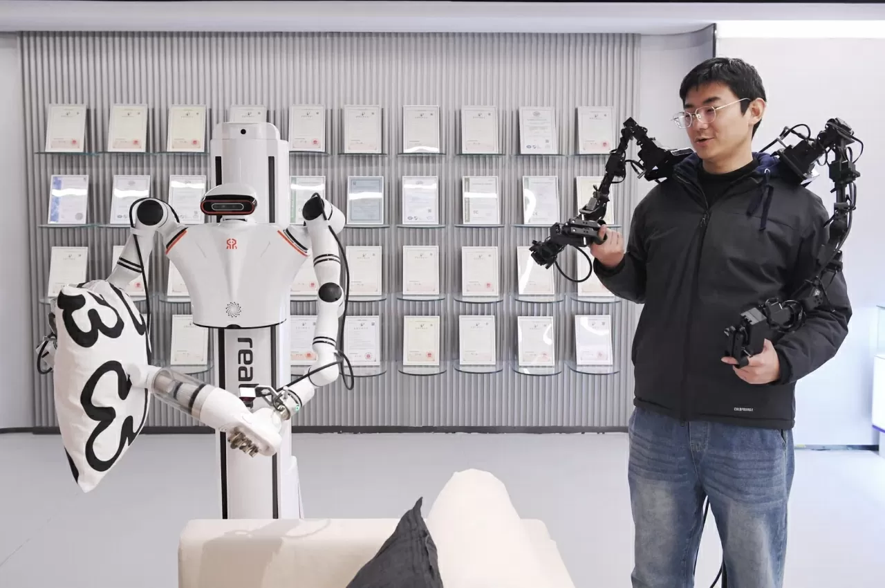 Một kỹ sư đang huấn luyện robot hình người (Nguồn: Getty)