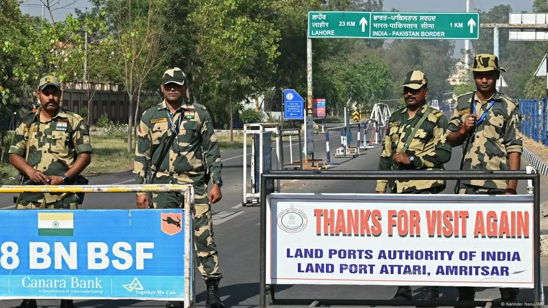 Trạm kiểm soát Wagah giữa Ấn Độ và Pakistan đã bị phong tỏa vào 25/4/2025như một phần của các biện pháp trừng phạt từ New Delhi. (Nguồn: AFP) Trạm kiểm soát Wagah giữa Ấn Độ và Pakistan đã bị phong tỏa vào 25/4/2025như một phần của các biện pháp trừng phạt từ New Delhi. (Nguồn: AFP)