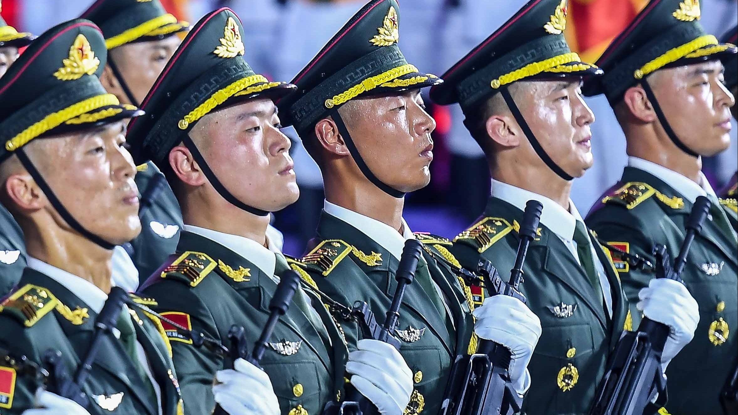Tiêu binh Trung Quốc được huấn luyện thế nào để đứng bất động hàng giờ?