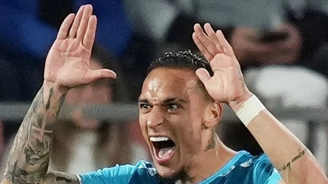 HLV Pellegrini đề nghị mượn Antony thêm một mùa giải