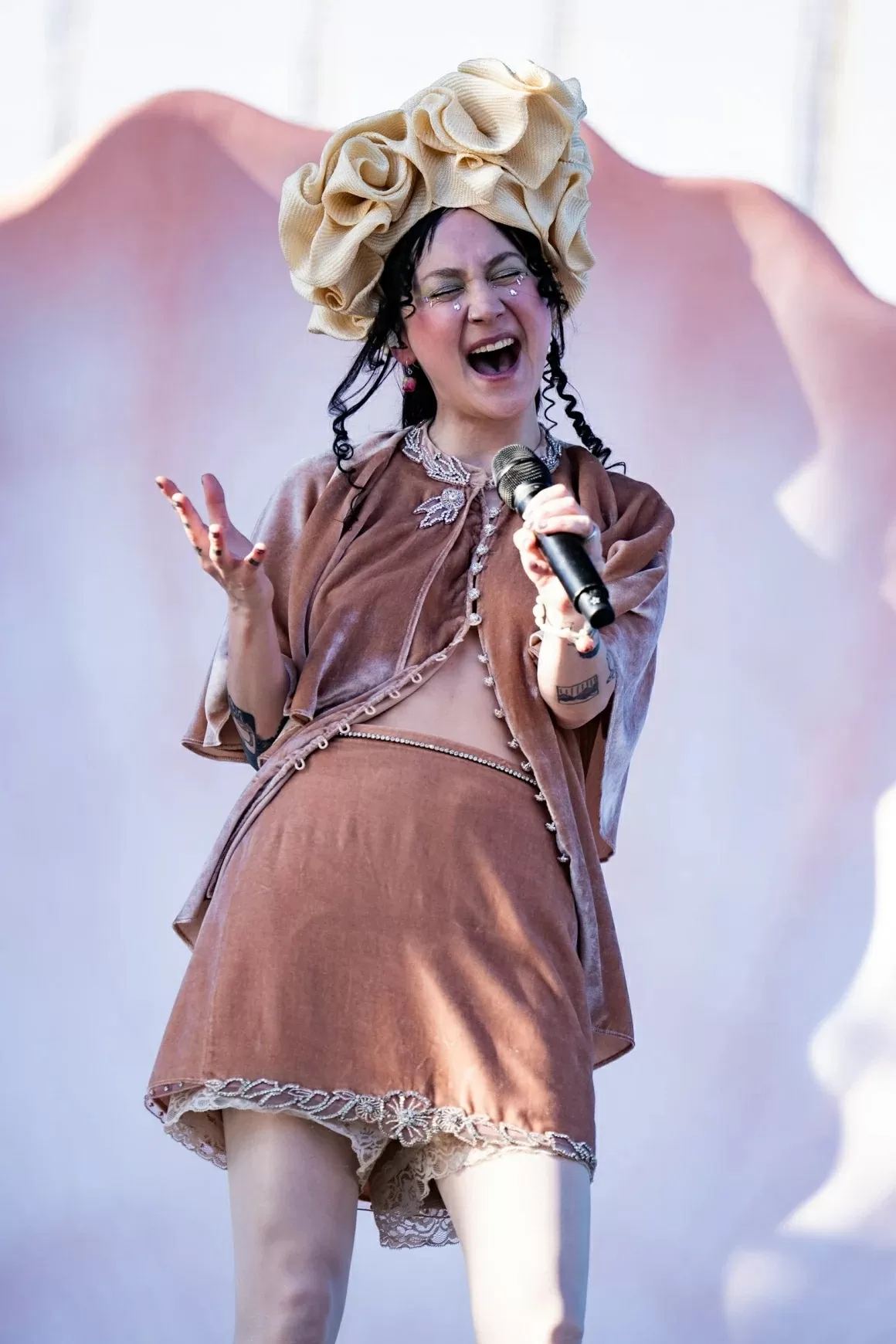 Nhìn lại những bộ cánh ấn tượng của dàn sao tại Coachella 2025 Nhìn lại những bộ cánh ấn tượng 'có một không hai' của dàn sao tại Coachella 2025