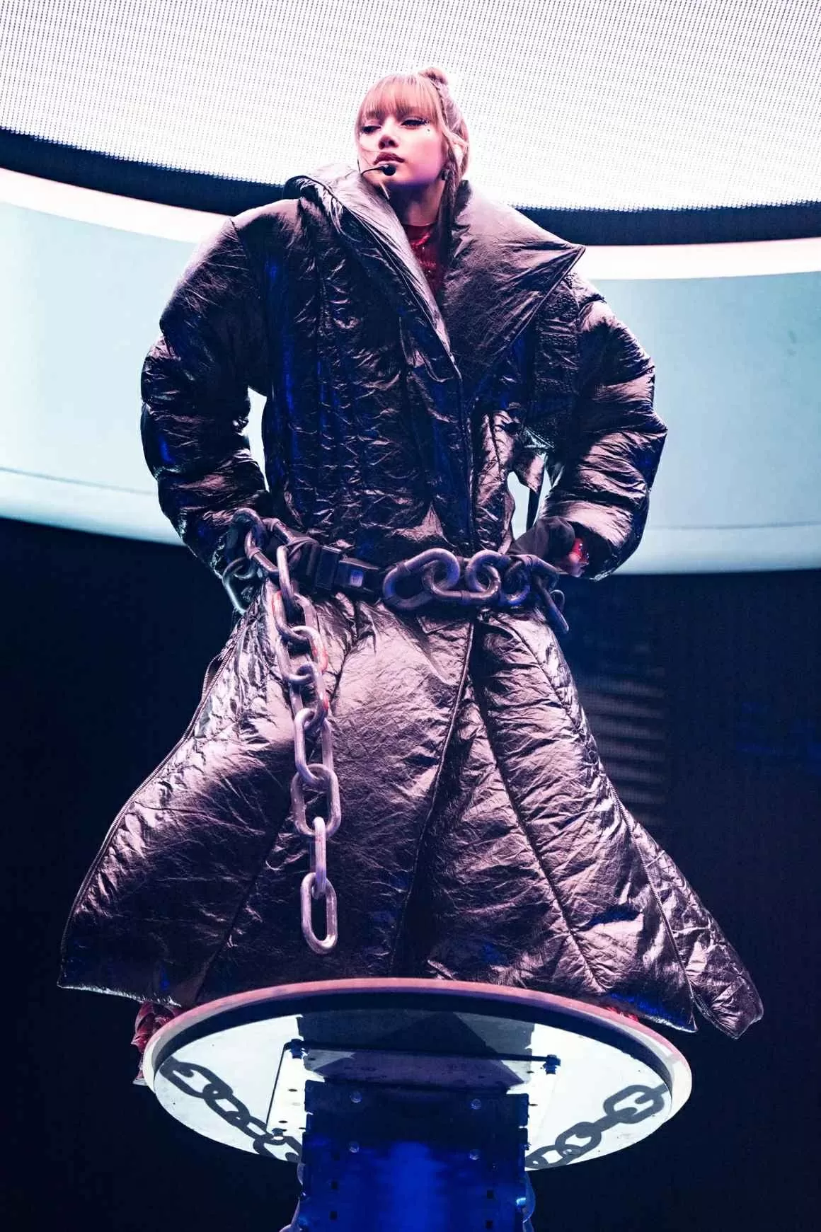 Nhìn lại những bộ cánh ấn tượng 'có một không hai' của dàn sao tại Coachella 2025