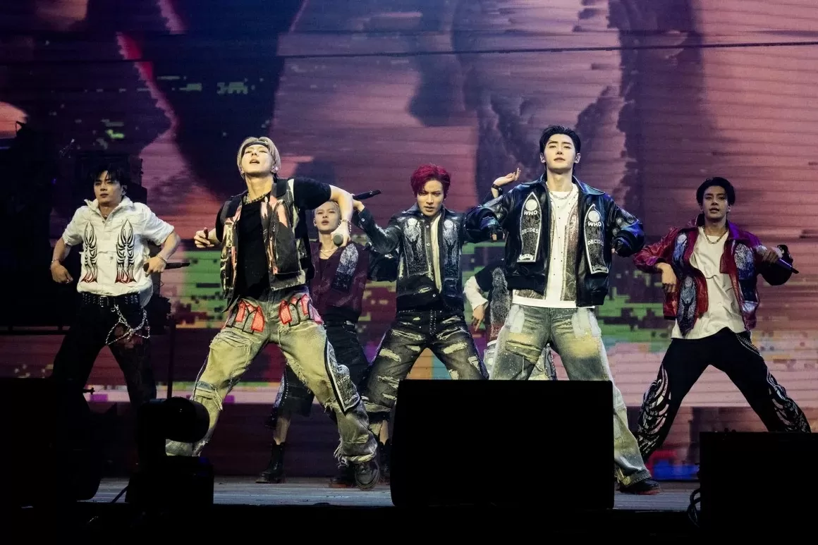 Nhìn lại những bộ cánh ấn tượng 'có một không hai' của dàn sao tại Coachella 2025