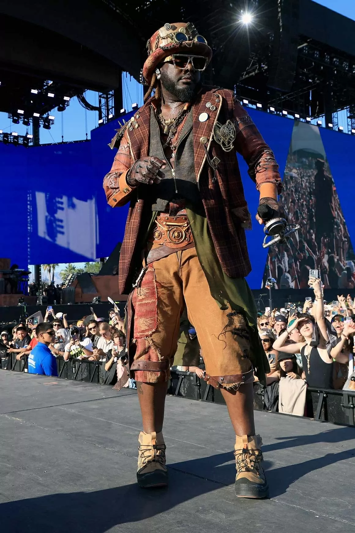 Nhìn lại những bộ cánh ấn tượng của dàn sao tại Coachella 2025 Nhìn lại những bộ cánh ấn tượng 'có một không hai' của dàn sao tại Coachella 2025