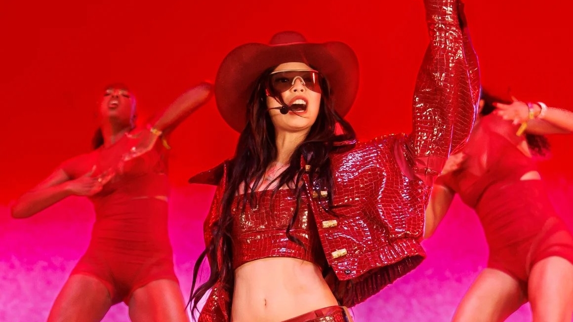 Nhìn lại những bộ cánh ấn tượng 'có một không hai' của dàn sao tại Coachella 2025