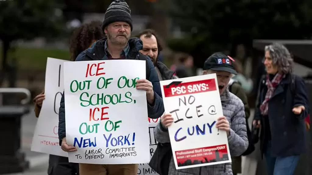 'Phao cứu sinh' cho sinh viên quốc tế ở Mỹ: Tạm thời khôi phục quyền lưu trú hợp pháp 'Phao cứu sinh' cho sinh viên quốc tế ở Mỹ: Tạm thời khôi phục quyền lưu trú hợp pháp