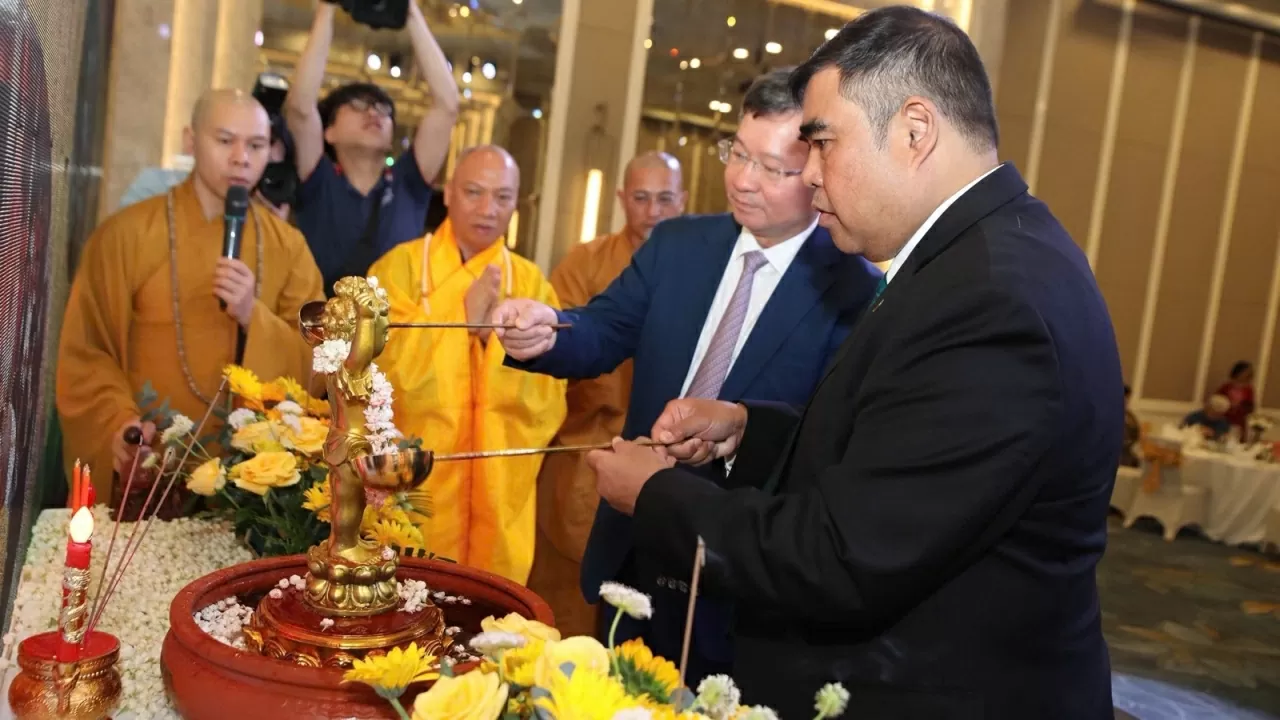 Chương trình gồm các phần nghi lễ truyền thống như: Lễ tắm tượng phật, té nước cầu may, lễ buộc chỉ cổ tay và lễ hội Holi. (Ảnh: Hiền Anh)