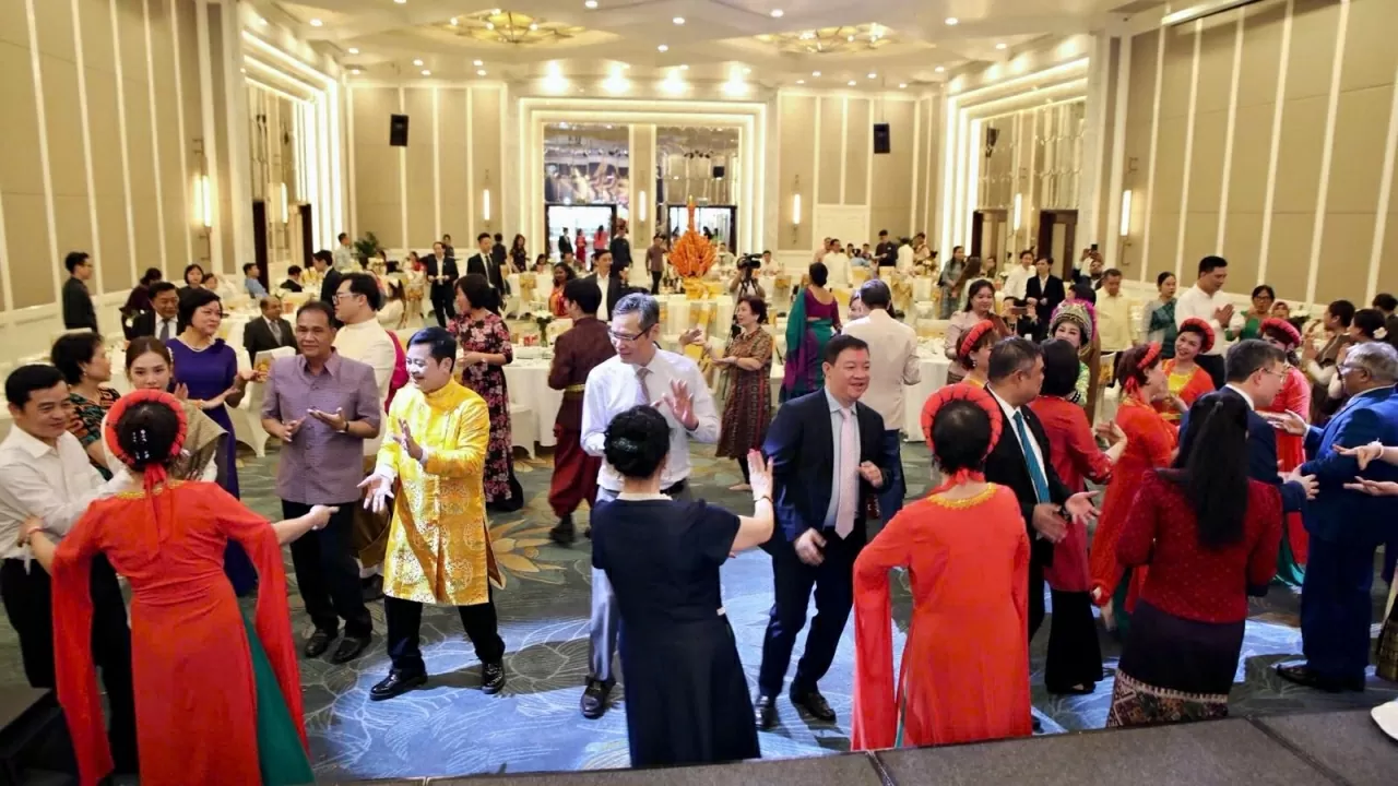 Các đại biểu cùng hòa mình vào những tiết mục nghệ thuật đặc sắc do nghệ sĩ Việt Nam cùng cán bộ các Đại sứ quán và lưu học sinh các nước biểu diễn, giao lưu hữu nghị. (Ảnh: Hiền Anh)