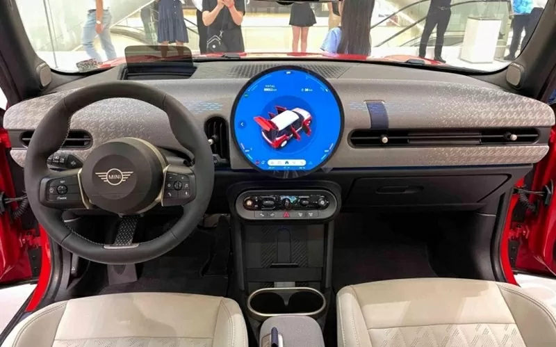 Khoang cabin của MINI Cooper 2025 gây ấn tượng mạnh với màn hình trung tâm OLED hình tròn