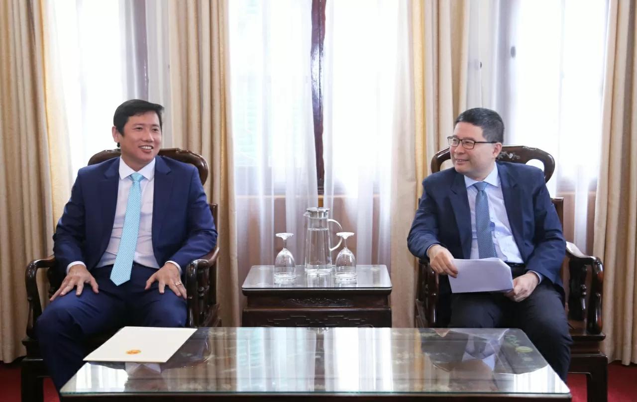 Lãnh sự danh dự Lương Hoàng Long khẳng định sẽ tiếp tục nỗ lực thúc đẩy quan hệ giữa hai nước, nhất là hợp tác lãnh sự, kinh tế, thương mại. (Ảnh: Thành Long) Lãnh sự danh dự Lương Hoàng Long khẳng định sẽ tiếp tục nỗ lực thúc đẩy quan hệ giữa hai nước, nhất là hợp tác lãnh sự, kinh tế, thương mại. (Ảnh: Thành Long)