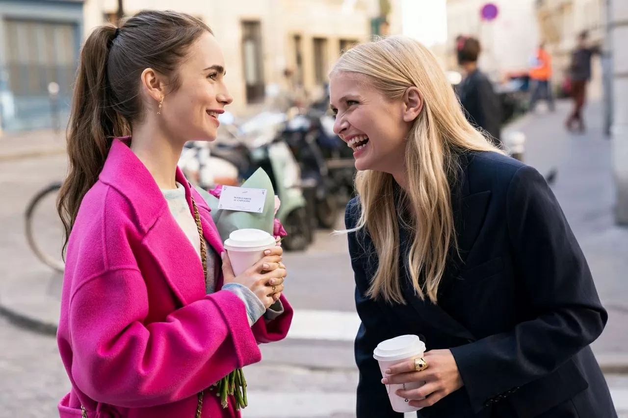 Camille Razat (bên phải) xác nhận rút khỏi ‘Emily in Paris’ sau 4 mùa gắn bó.