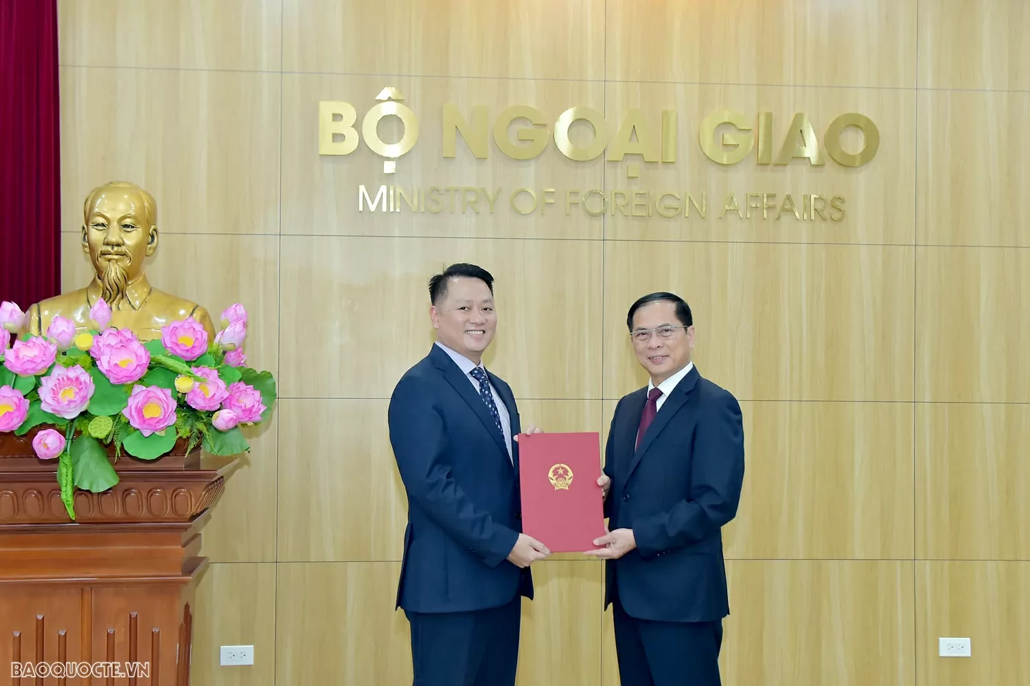 Bộ Ngoại giao tổ chức lễ công bố và trao quyết định điều động, bổ nhiệm cán bộ lãnh đạo quản lý Bộ Ngoại giao tổ chức lễ công bố và trao quyết định điều động, bổ nhiệm cán bộ lãnh đạo quản lý