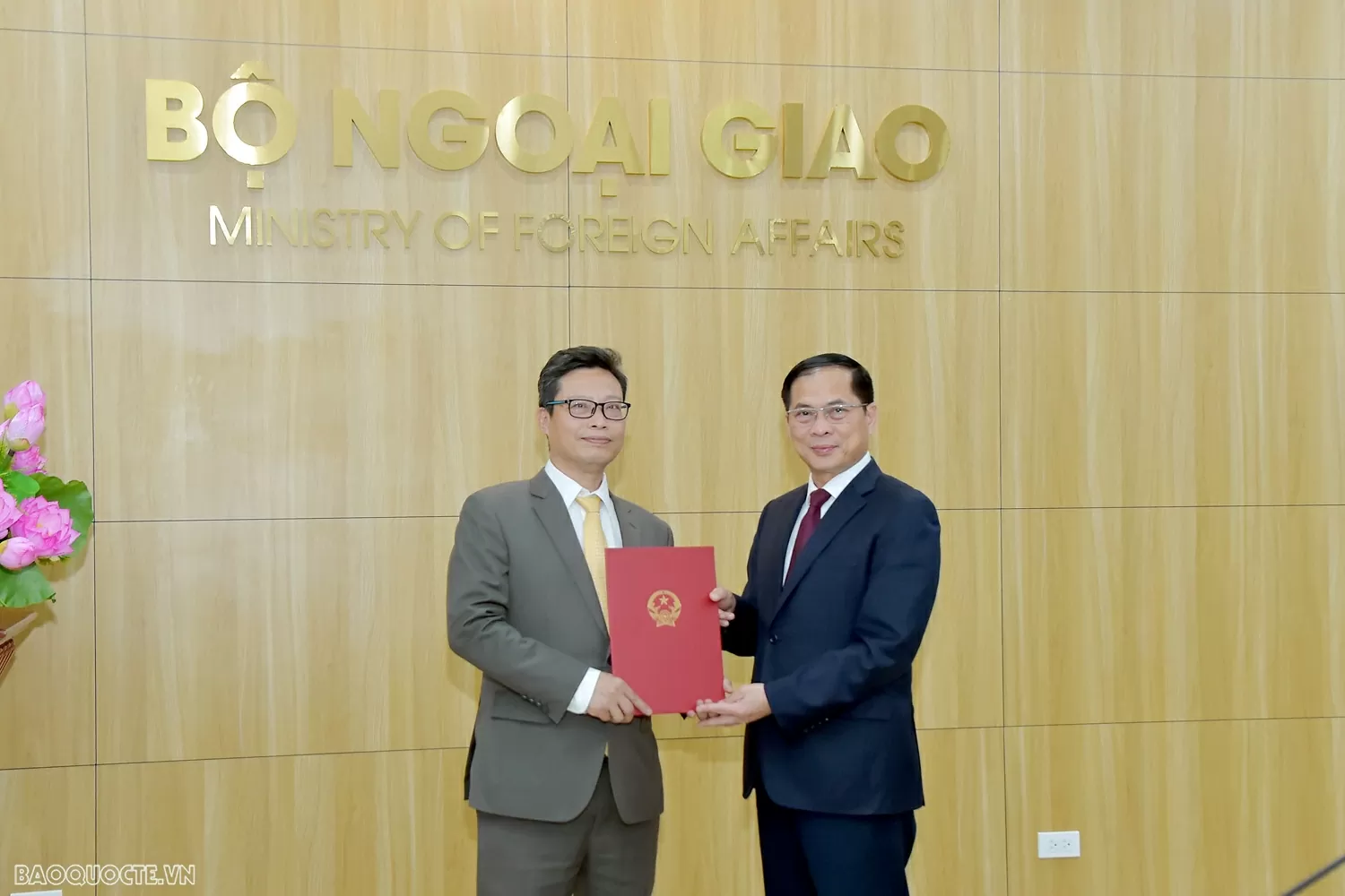 Bộ Ngoại giao tổ chức lễ công bố và trao quyết định điều động, bổ nhiệm cán bộ lãnh đạo quản lý Bộ Ngoại giao tổ chức lễ công bố và trao quyết định điều động, bổ nhiệm cán bộ lãnh đạo quản lý