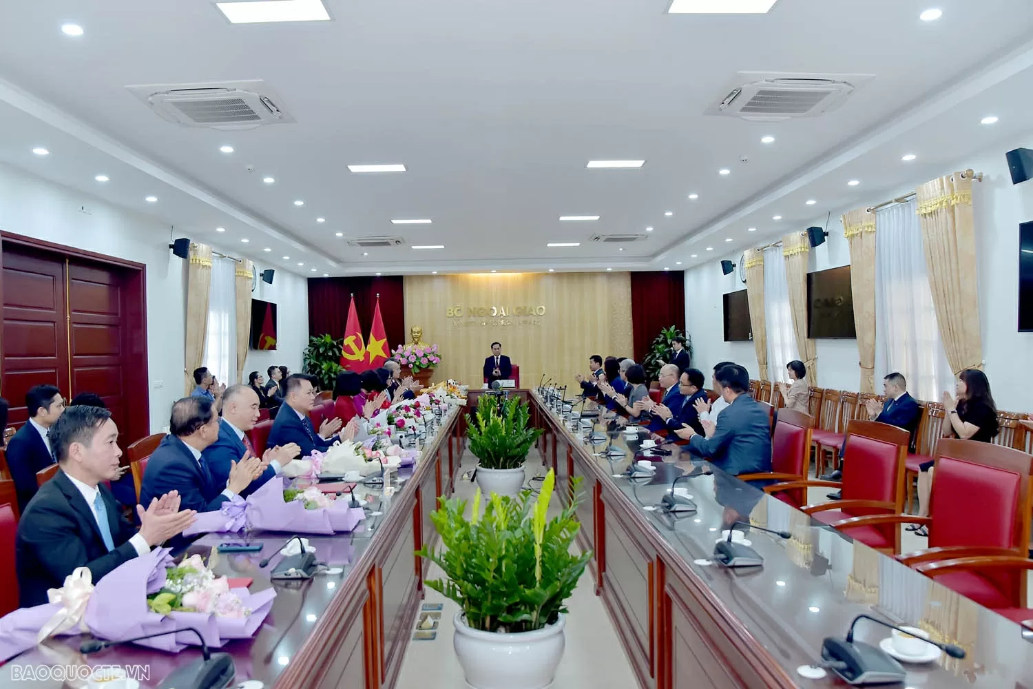 Bộ Ngoại giao tổ chức lễ công bố và trao quyết định điều động, bổ nhiệm cán bộ lãnh đạo quản lý Bộ Ngoại giao tổ chức lễ công bố và trao quyết định điều động, bổ nhiệm cán bộ lãnh đạo quản lý