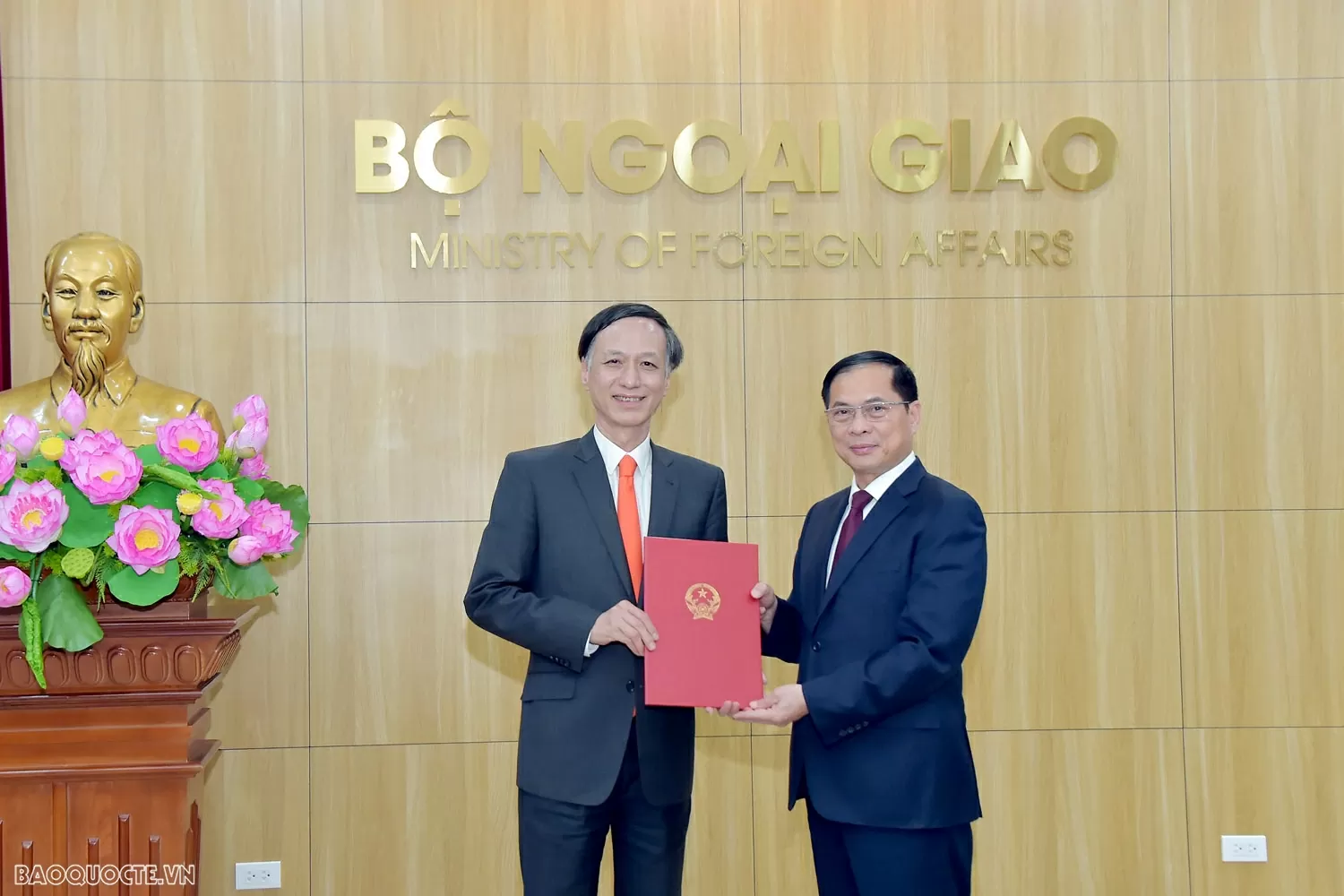 Bộ Ngoại giao tổ chức lễ công bố và trao quyết định điều động, bổ nhiệm cán bộ lãnh đạo quản lý Bộ Ngoại giao tổ chức lễ công bố và trao quyết định điều động, bổ nhiệm cán bộ lãnh đạo quản lý