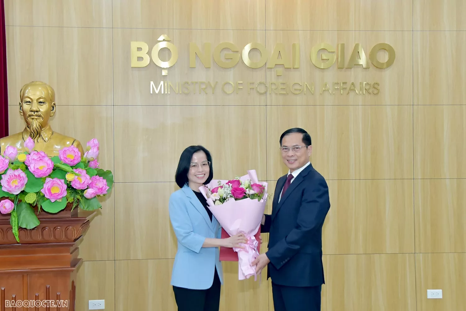 Bộ Ngoại giao tổ chức lễ công bố và trao quyết định điều động, bổ nhiệm cán bộ lãnh đạo quản lý Bộ Ngoại giao tổ chức lễ công bố và trao quyết định điều động, bổ nhiệm cán bộ lãnh đạo quản lý