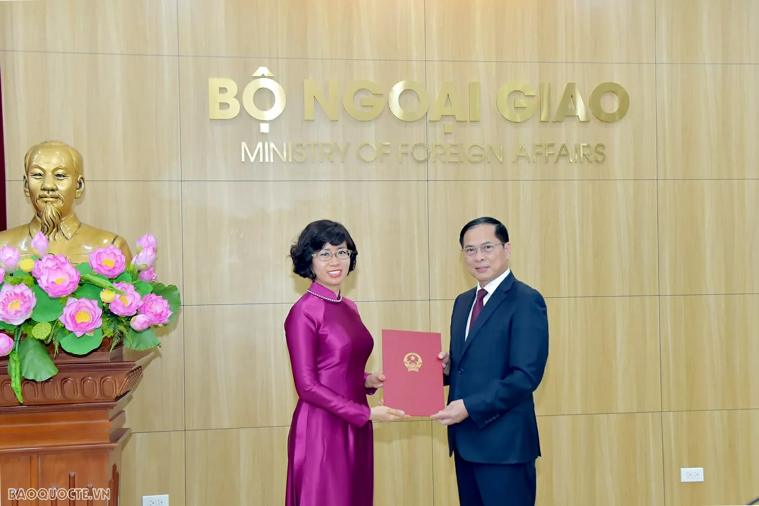 Bộ Ngoại giao tổ chức lễ công bố và trao quyết định điều động, bổ nhiệm cán bộ lãnh đạo quản lý Bộ Ngoại giao tổ chức lễ công bố và trao quyết định điều động, bổ nhiệm cán bộ lãnh đạo quản lý