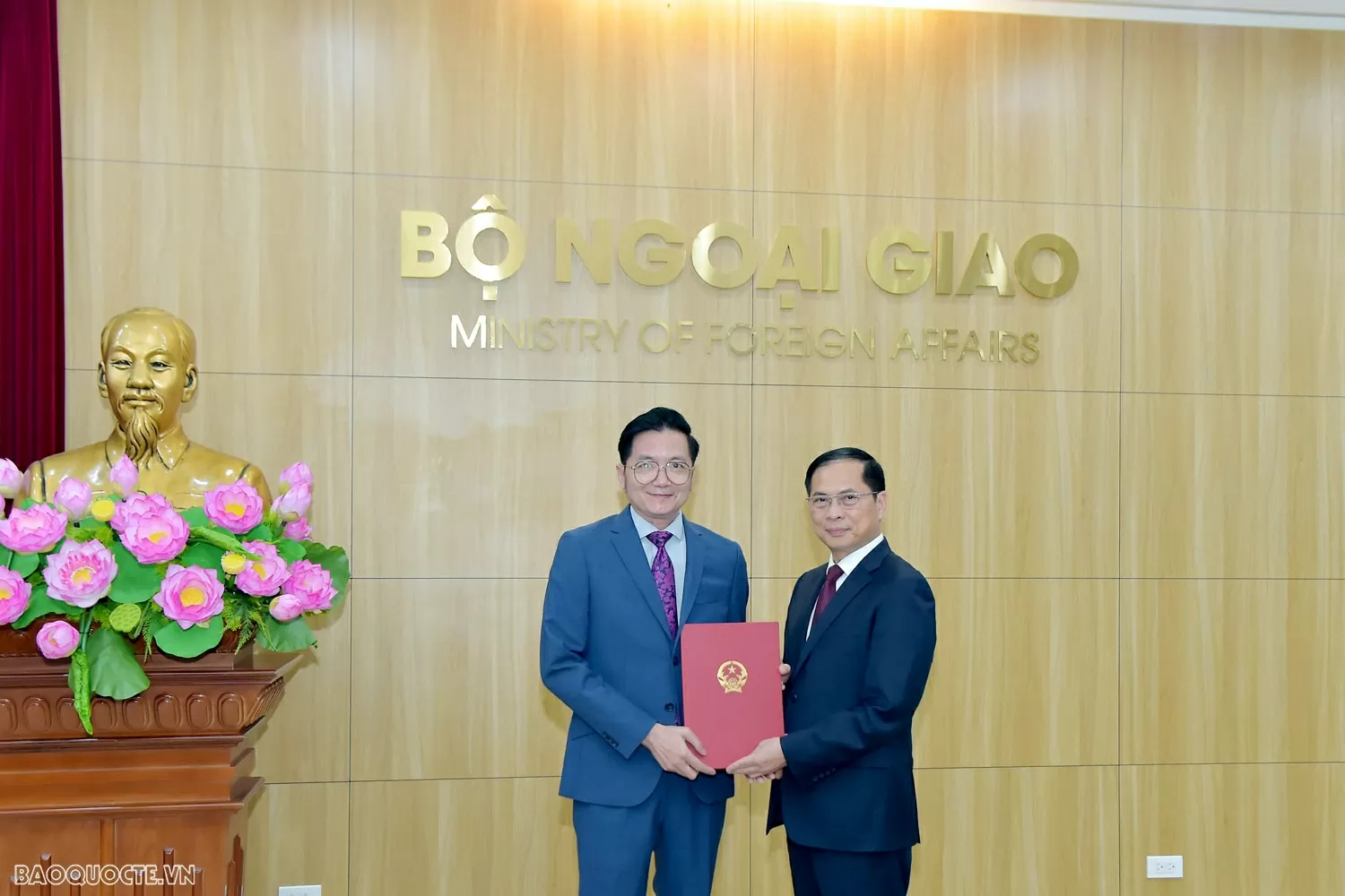 Bộ Ngoại giao tổ chức lễ công bố và trao quyết định điều động, bổ nhiệm cán bộ lãnh đạo quản lý Bộ Ngoại giao tổ chức lễ công bố và trao quyết định điều động, bổ nhiệm cán bộ lãnh đạo quản lý