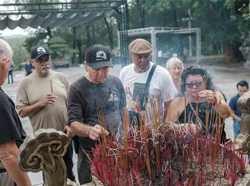 Đoàn du lịch tham dự lễ tưởng niệm các chiến sĩ Việt Nam hy sinh tại nghĩa trang Trường Sơn Ảnh: Linh Phạm / DER SPIEGEL