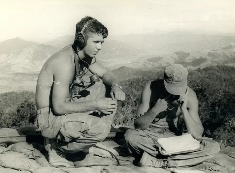 Craige Edgerton, 23 tuổi, tại căn cứ hỗ trợ hỏa lực của mình vào năm 1969. Craige Edgerton, 23 tuổi, tại căn cứ hỗ trợ hỏa lực của mình vào năm 1969.