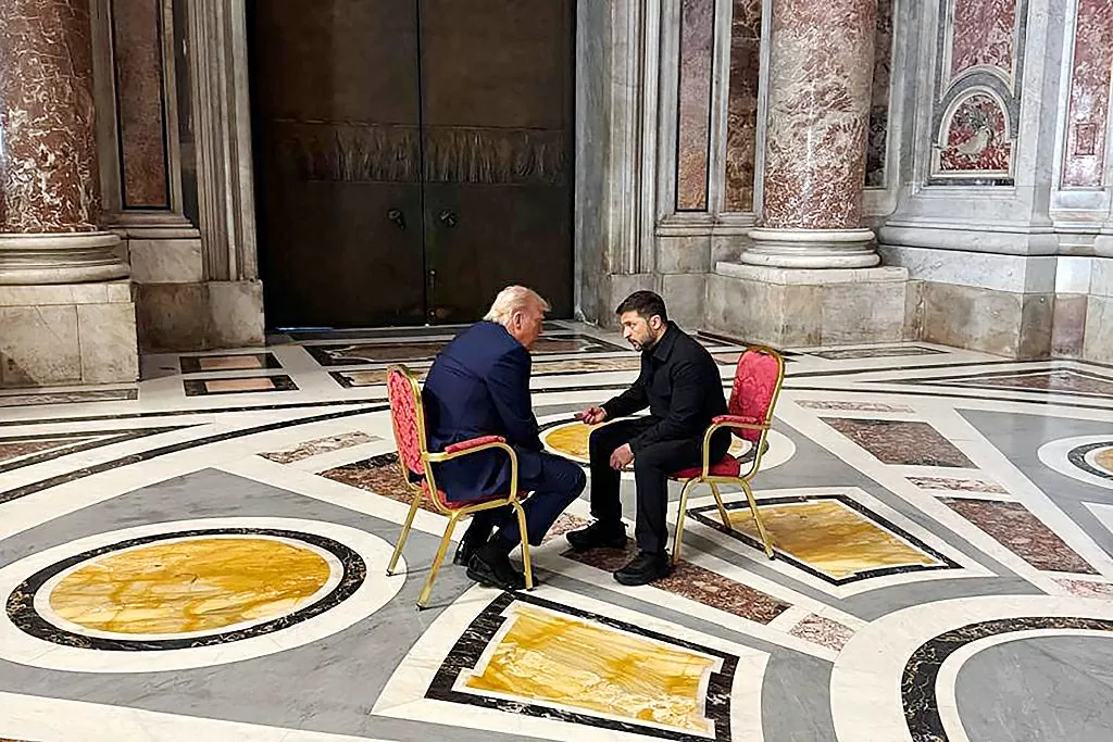  Tổng thống Mỹ Donald Trump và người đồng cấp Ukraine Volodymyr Zelensky đã gặp nhau khoảng 15 phút tại Vatican vào ngày 26/4. (Nguồn: Getty Images)