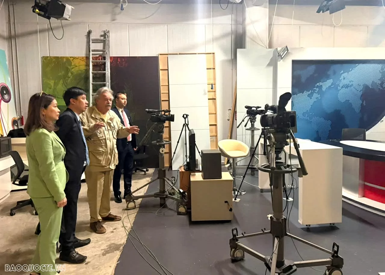 TBT thăm và làm việc với Báo Hy Lạp