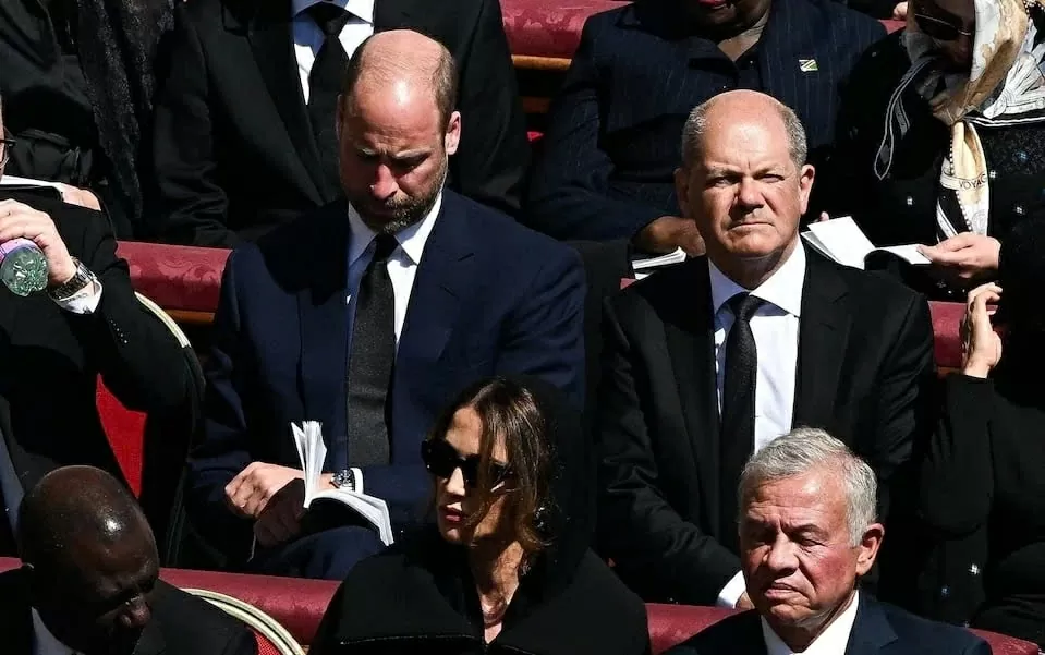 Thủ tướng Đức Olaf Scholz ( Ngồi ở hàng ghế thứ ba bên phải) tại Thánh lễ tang Giáo hoàng. (Nguồn: CNN)