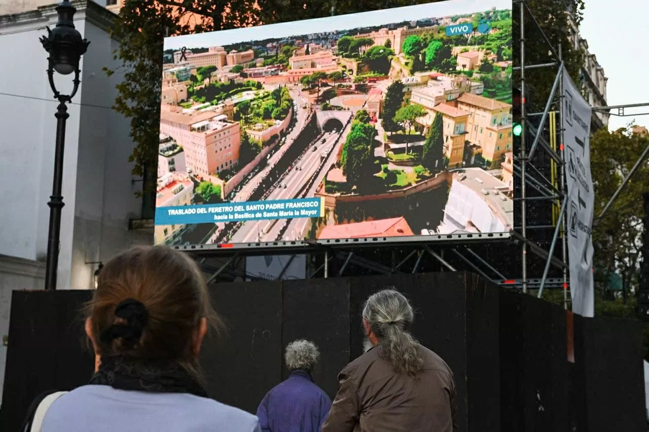 Nhiều màn hình lớn được lắp đặt tại quảng trường và các tuyến đường dẫn vào trung tâm để phục vụ dòng người đổ về tham dự tang lễ Đức Giáo hoàng.  Các quảng trường khác ở Rome cũng được trang bị màn hình lớn vì có rất đông người đổ về khu vực này trong ngày diễn ra tang lễ Giáo hoàng. Ở khắp nơi trên thế giới, các tín hữu và những người yêu mến Đức Thánh Cha cũng lặng lẽ theo dõi Thánh lễ an táng qua truyền hình trực tuyến, cùng nhau chia sẻ nỗi đau mất mát to lớn này. (Nguồn: CNN)