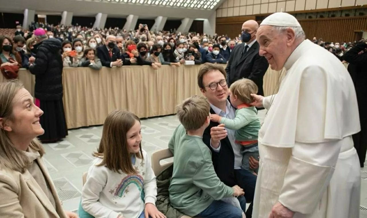 Sinh thời, Giáo hoàng Francis Ông để lại dấu ấn bởi lối sống khiêm nhường, tinh thần cải cách và cam kết mạnh mẽ với công bằng xã hội, từ biến đổi khí hậu, bất bình đẳng kinh tế đến việc hỗ trợ các cộng đồng yếu thế. (Nguồn: CNN)