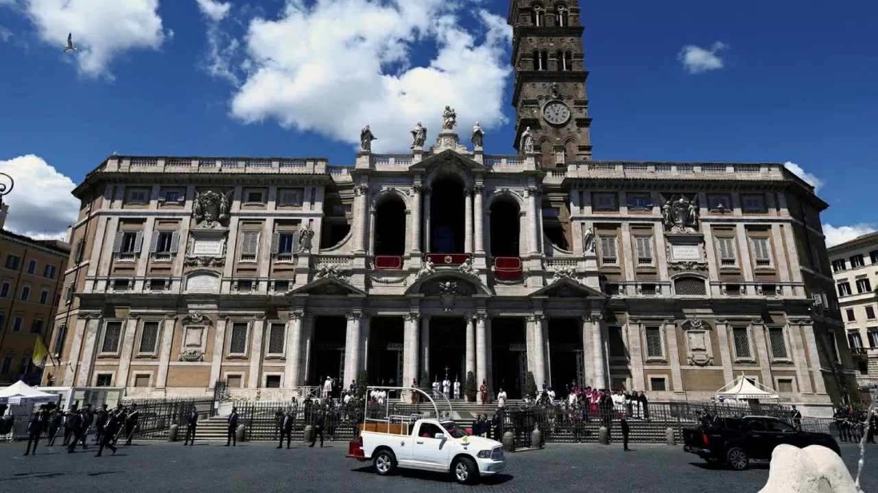 Điểm dừng chân cuối cùng của chiếc xe tang là Vương cung thánh đường Đức Bà Cả, cách Nhà thờ Thánh Peter khoảng 5,5 km, theo đúng di nguyện của Người. (Ảnh: CNN)