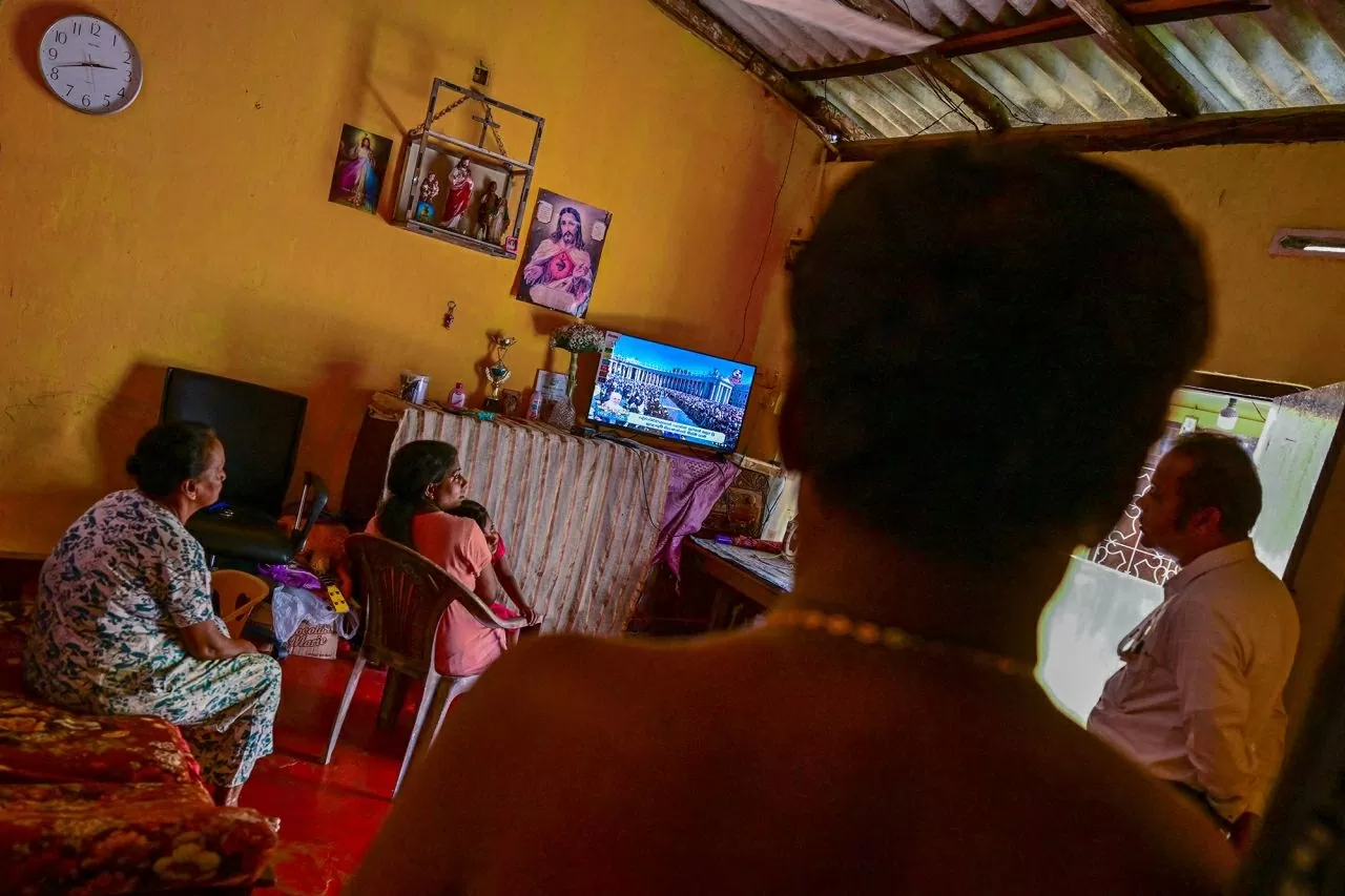 Một gia đình Công giáo tại Colombo, Sri Lanka theo dõi truyền hình trực tiếp lễ tang Giáo hoàng Francis diễn ra tại Quảng trường Thánh Phêrô, Vatican. (Nguồn: Getty)