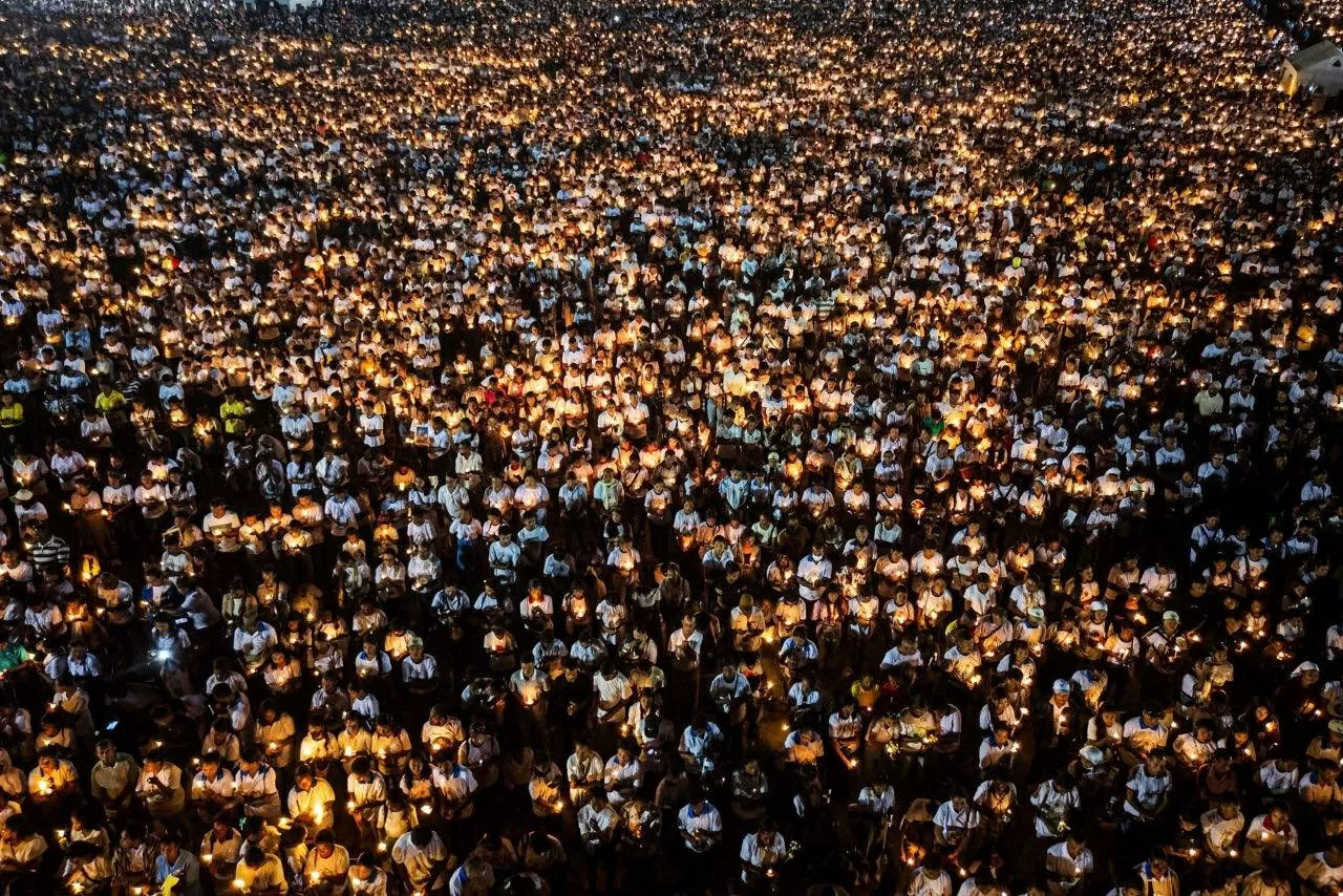 Tín đồ Công giáo khắp nơi trên thế giới cũng bày tỏ niềm tiếc thương vô hạn trước sự ra đi của Giáo hoàng Francis. Một bức ảnh chụp từ trên cao cho thấy các tín hữu Công giáo cầm nến trong Thánh lễ an táng Giáo hoàng Francis tại Quảng trường Tasitolu ở Dili, Timor Lestee. (Nguồn: AFP)