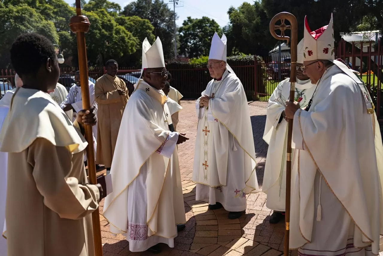 Các thành viên giáo sĩ tập trung sau Thánh lễ cầu hồn tưởng niệm Giáo hoàng Francis tại Nhà thờ Công giáo St. Pius X ở Pretoria, Nam Phi. (Nguồn: EPA-EFE)