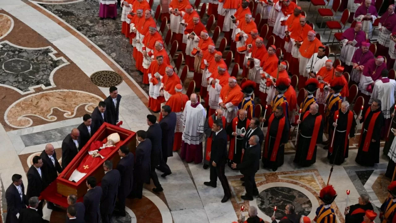 Đoàn rước tiến đến những khoảnh khắc cuối cùng trong Vương cung thánh đường Thánh Peter.Ở nghi thức lời nguyện cộng đoàn, lời cầu nguyện được đọc bằng 7 thứ tiếng là Italy, Pháp, Arab, Bồ Đào Nha, Ba Lan, Đức và tiếng Trung. Đây là lần đầu tiên tiếng Trung được sử dụng trong tang lễ của một giáo hoàng, đánh dấu sự thay đổi trong tang lễ Giáo hoàng Francis so với những người tiền nhiệm. (Nguồn: Reuters)