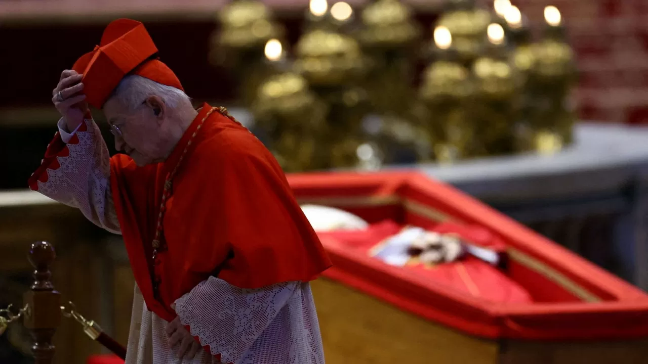 Sinh năm 1936 tại Buenos Aires (Argentina), tên khai sinh Jorge Mario Bergoglio, ông trở thành vị Giáo hoàng thứ 266 của Giáo hội Công giáo vào ngày 13/3/2013. Đức Giáo hoàng Francis là người Mỹ Latinh đầu tiên, vị Giáo hoàng đầu tiên thuộc Dòng Tên và cũng là vị Giáo hoàng không đến từ châu Âu đầu tiên trong hơn một thiên niên kỷ. Ông để lại dấu ấn bởi lối sống khiêm nhường, tinh thần cải cách và cam kết mạnh mẽ với công bằng xã hội, từ biến đổi khí hậu, bất bình đẳng kinh tế đến việc hỗ trợ các cộng đồng yếu thế. (Nguồn: Reuters)