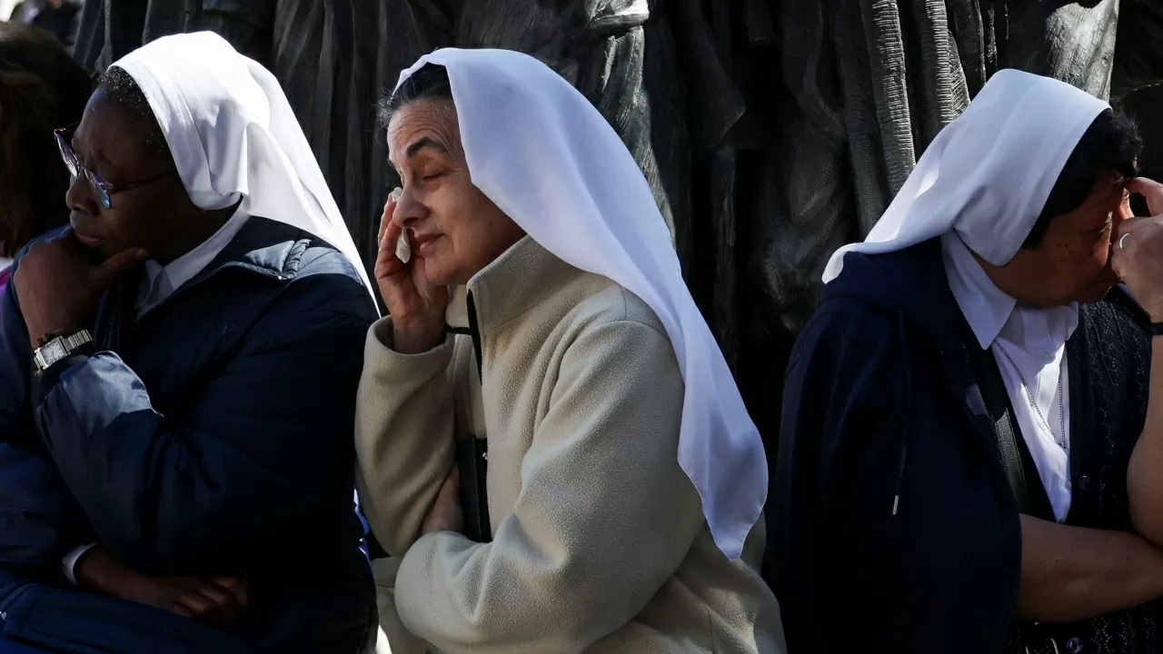 Trong lúc Thánh tang lễ được cử hành, nhiều tín hữu không thể giấu nổi nỗi đau buồn và lòng tiếc thương sâu sắc dành cho Đức Giáo hoàng quá cố. (Nguồn: Reuters)