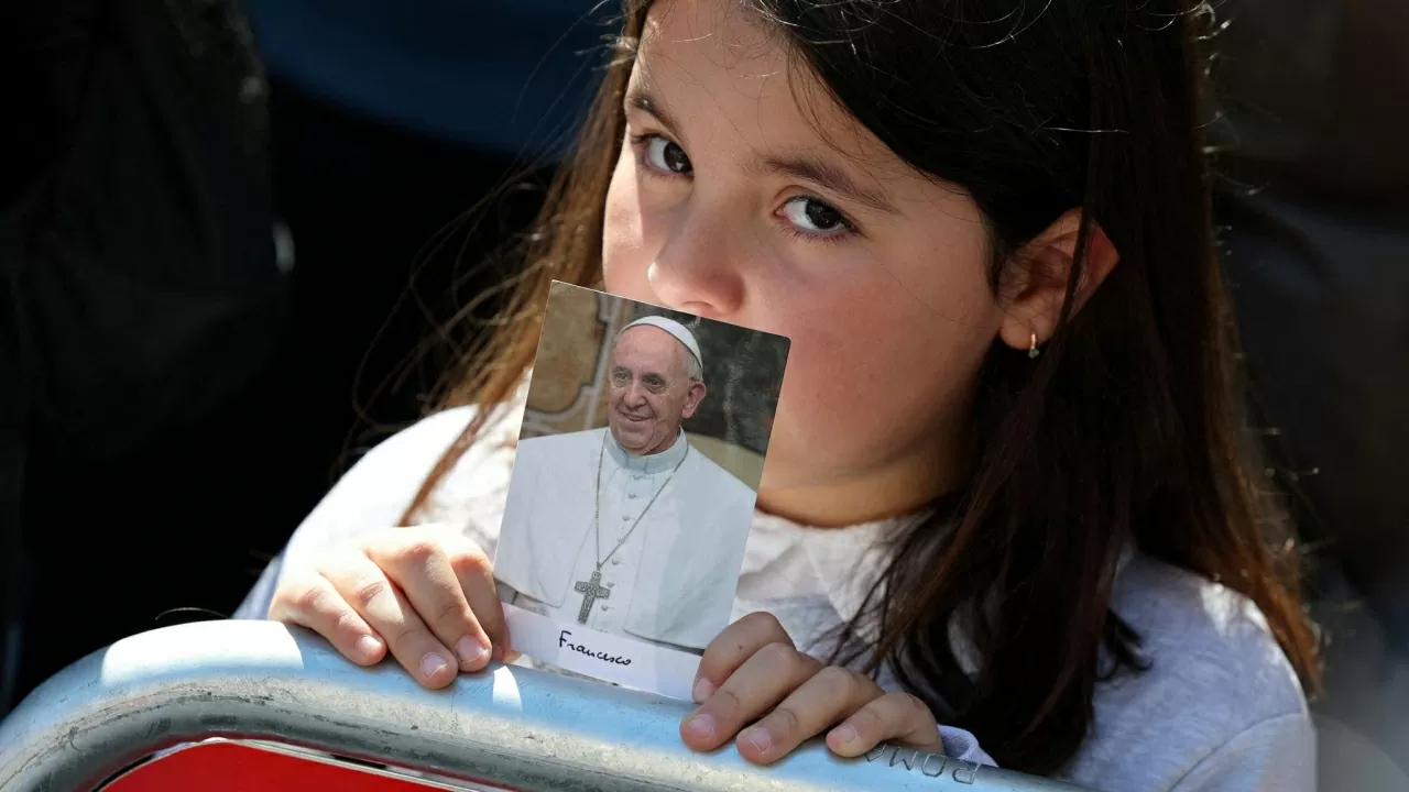 Một bé gái đứng chờ bên ngoài Vương cung thánh đường để đón Đức Giáo hoàng. (Nguồn: Reuters)