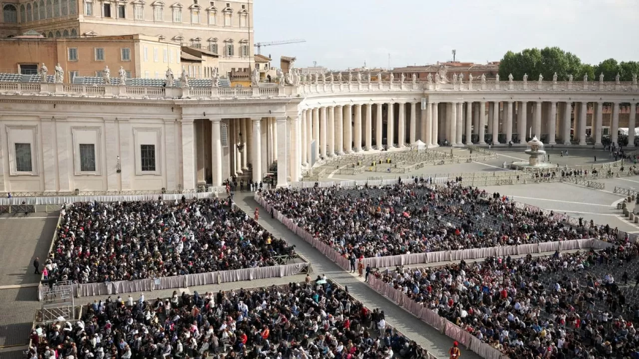 Thánh lễ tang của Giáo hoàng Francis được cử hành vào lúc 10h sáng 26/4 , theo giờ địa phương (tức 15h theo giờ Hà Nội). Hơn 140.000 người từ khắp nơi trên thế giới đã đổ về Rome và Vatican để bày tỏ lòng thành kính và tiễn biệt vị Giáo hoàng quá cố. (Nguồn: Reuters)